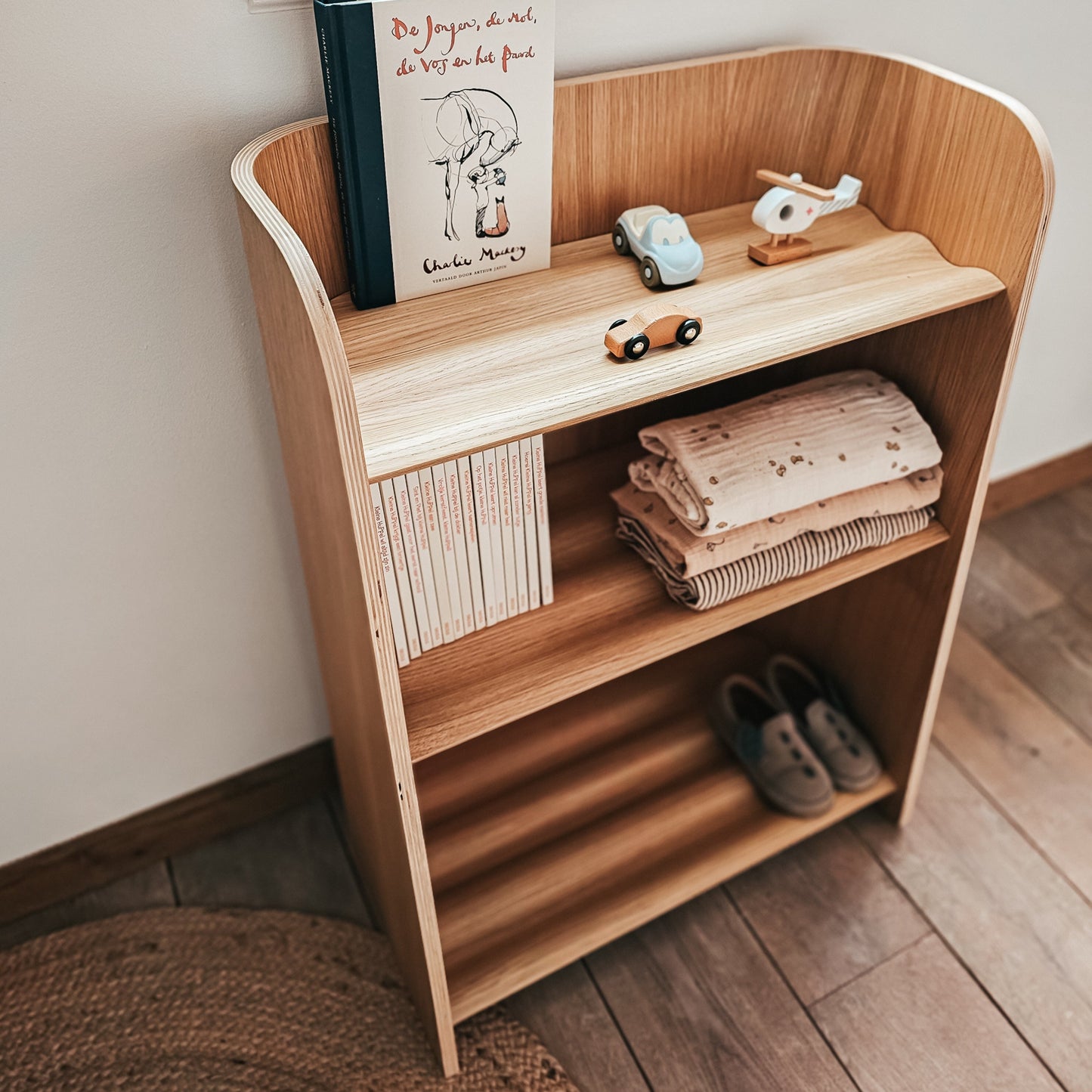 Curvy Bookcase (60x35x80)